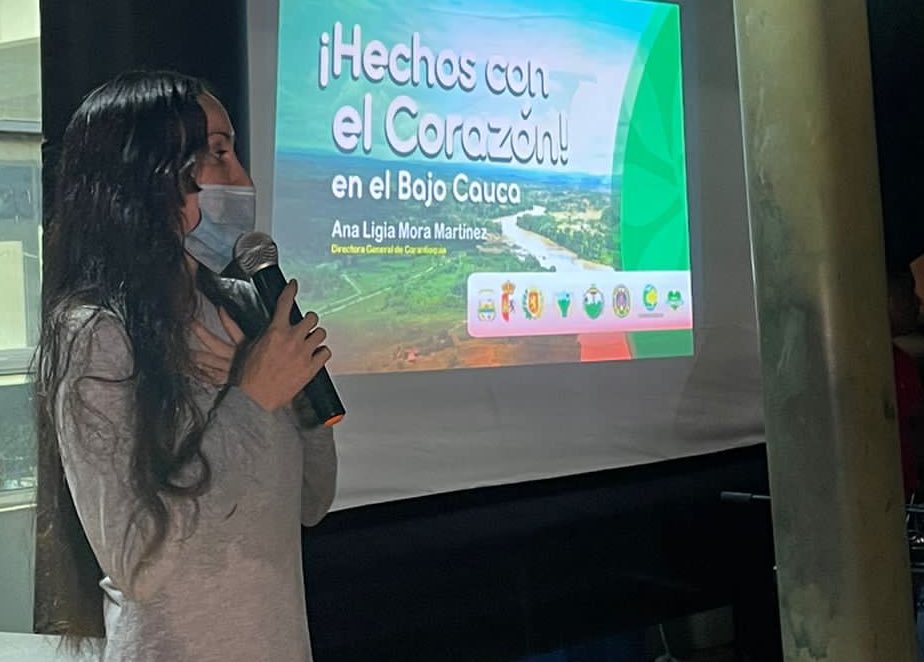 Corantioquia's tweet photo. En medio de la #TemporadaDeLluvias 🌧 en la que invitamos a vigilar el caudal de los ríos y el color de los mismos; llegamos hasta el municipio de El Bagre - Antioquia, con nuestra presencia, #LaDirectoraContigo, espacio en el que compartimos nuestros #HechosConElCorazón 💚. https://t.co/PvPJlFF7Vw