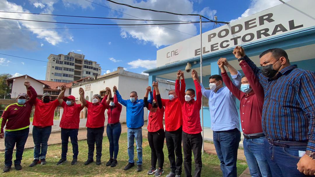 OviedoPSUV's tweet photo. Hoy, los 11 candidatos y candidatas a las Alcaldías del estado Bolívar, estamos inscribiendo ante el CNE, nuestras candidaturas. Trabajaremos para devolverle la grandeza al estado.

#FlexibilizaciónConsciente
#VamosCiudadGuayana https://t.co/jLG8idKIMv