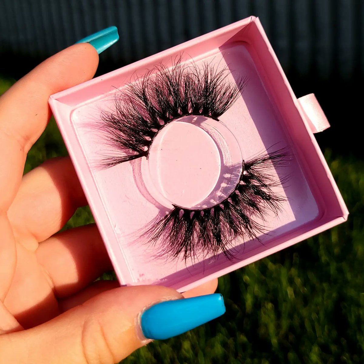 theplumpedroom's tweet photo. 🚨LASH ALERT🚨 NEW lashes have finally arrived ! We have 5D and 3D 25mm lashes. Natural and flirty.
They come in this cute little box that resembles a shopping bag 😍🛍
https://t.co/hAvA92bDXV
#3dmink #5dmink #flufflylashes #easytoapply #comfortablewear #newlashalert #newlash https://t.co/CajLkDtNCx