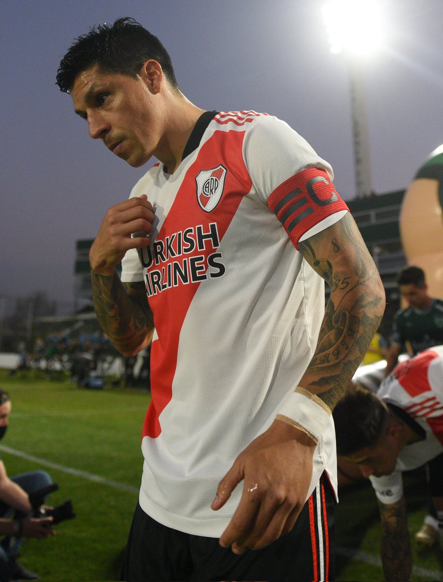 Volante ✔️
Arquero ✔️
Defensor ✔️
Capitán ✔️

Enzo Pérez ⚪❤️⚪ siempre en mi equipo este señor 👏👏
