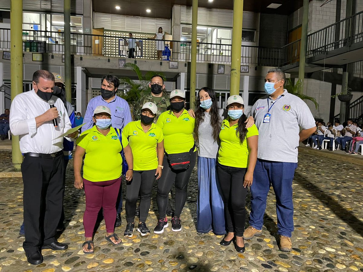 Corantioquia's tweet photo. En #LaDirectoraContigo hacemos un reconocimiento a los #HéroesPorNaturaleza y a las empresas de madera legal del territorio, entre ellas, mujeres medio ambientales, agroambientales, #HogaresEcológicos,
#GuardianesDeLaNaturaleza, @Ejercito_Div7 y nativos piragüeros. https://t.co/8PMceVkZzh