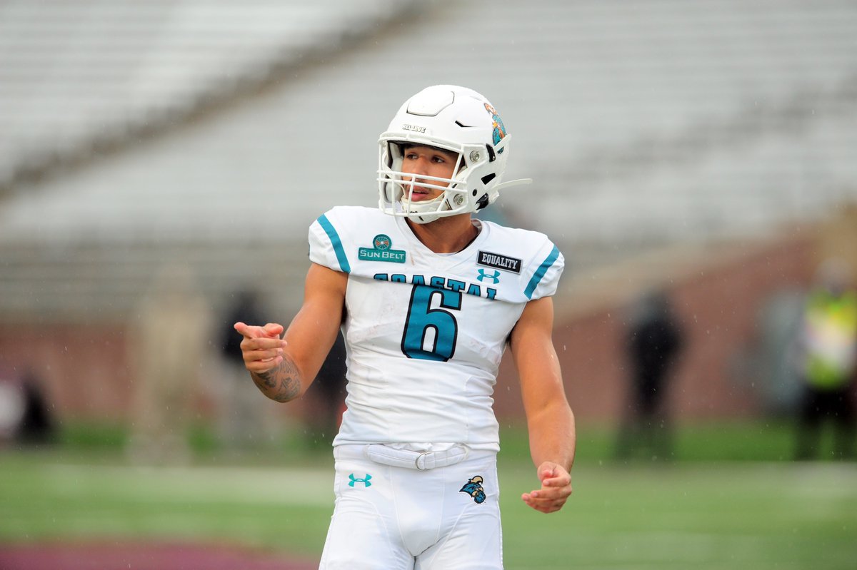 BR_CFB's tweet photo. No. 22 Coastal Carolina kicks off the season Thursday. Last year’s resume shocked the world:

🍿 Perfect 11-0 regular season, 11-1 overall
🍿 Sun Belt co-champion
🍿 Upset No. 13 BYU and Kansas
🍿 Posted winning season for 1st time in 3 years

19/22 starters returning 👀 https://t.co/tkprXpiE7R