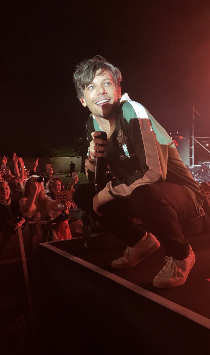 TeamLouisNews's tweet photo. More of Louis on stage tonight!

#AwayFromHomeFestival 
© 94ALWAYSHOME https://t.co/zRXr8nDVCU