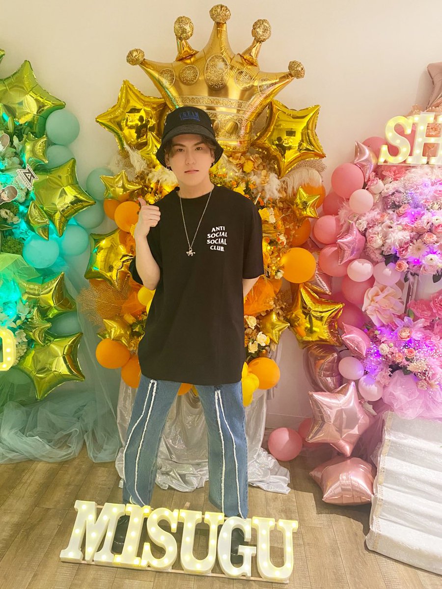 MISUGU2021's tweet photo. ラストワンマン満員御礼
来てくれたみなさんの笑顔で
しっかり伝えられたと想っています
僕達に出逢ってくれたみなさん
大変な中いつも暖かな声援をくれたみなさん本当にありがとう
皆がいて夢や目標があったから
耐えられた5年でした
本当に大変で
大切な何かを失うとこでした。
心から感謝します。 https://t.co/76laM7cCdB