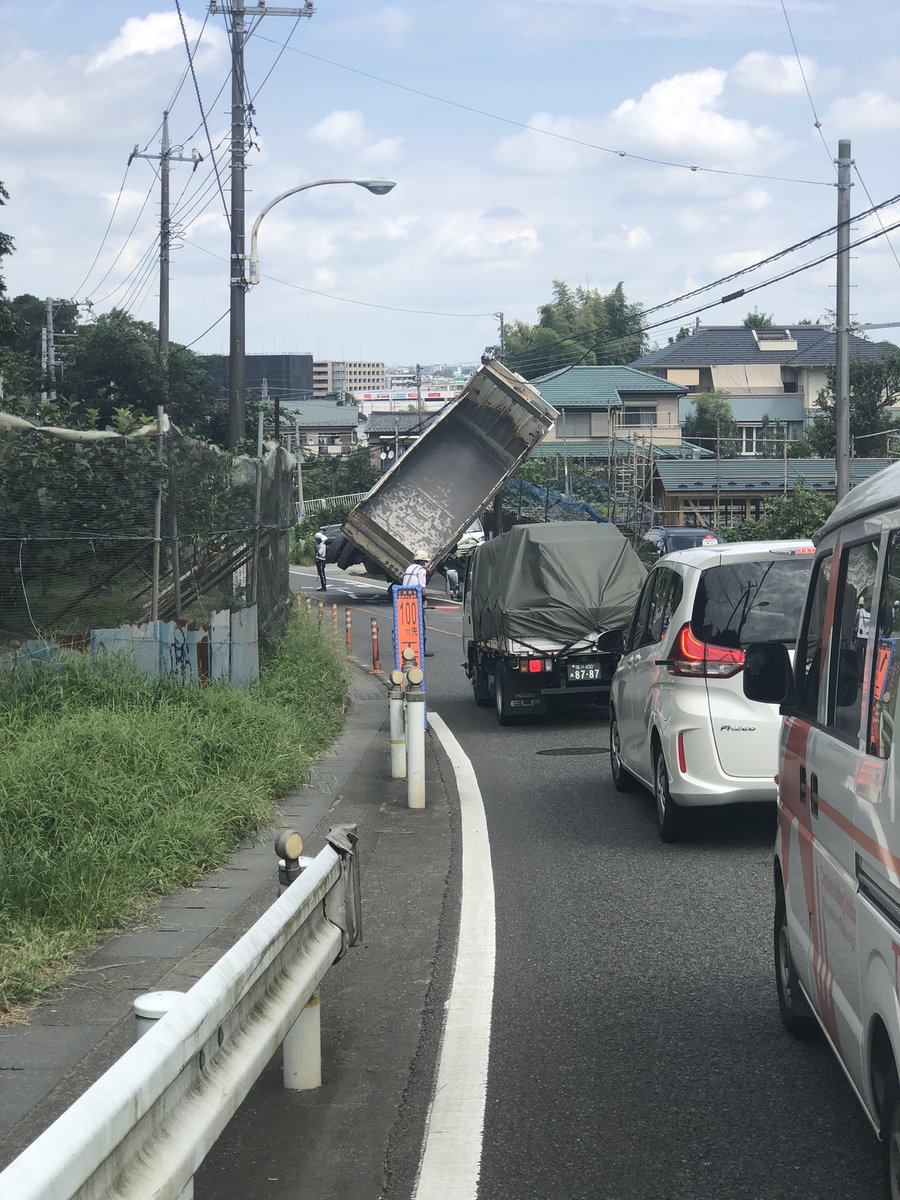 圖https://pbs.twimg.com/media/E-FPKqaVEAAP_bp.jpg, 日本卡車卡在電桿上