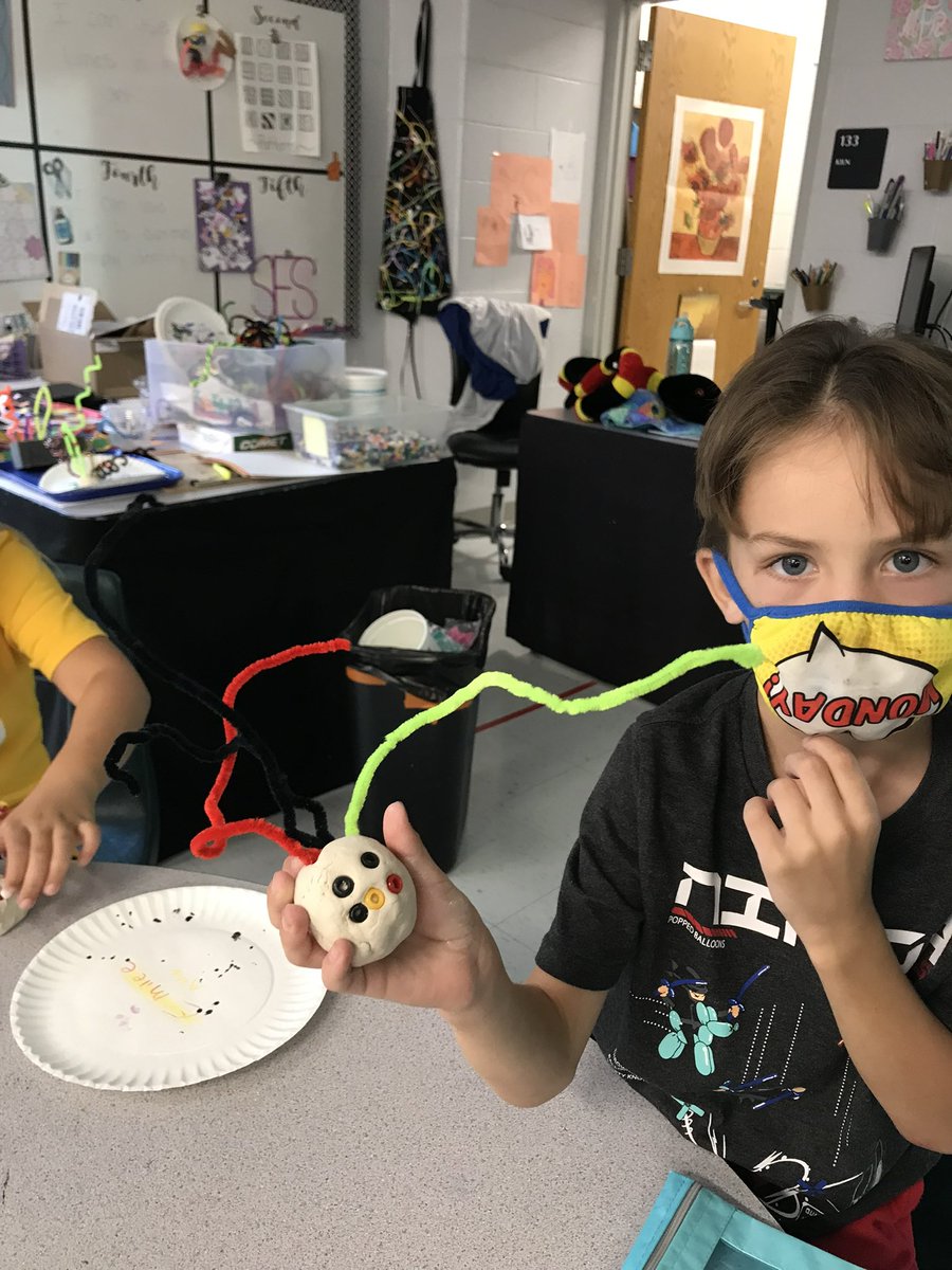 Clay line art! Looks fun stingrays! What a great way to learn art  concepts. #thestingrayway