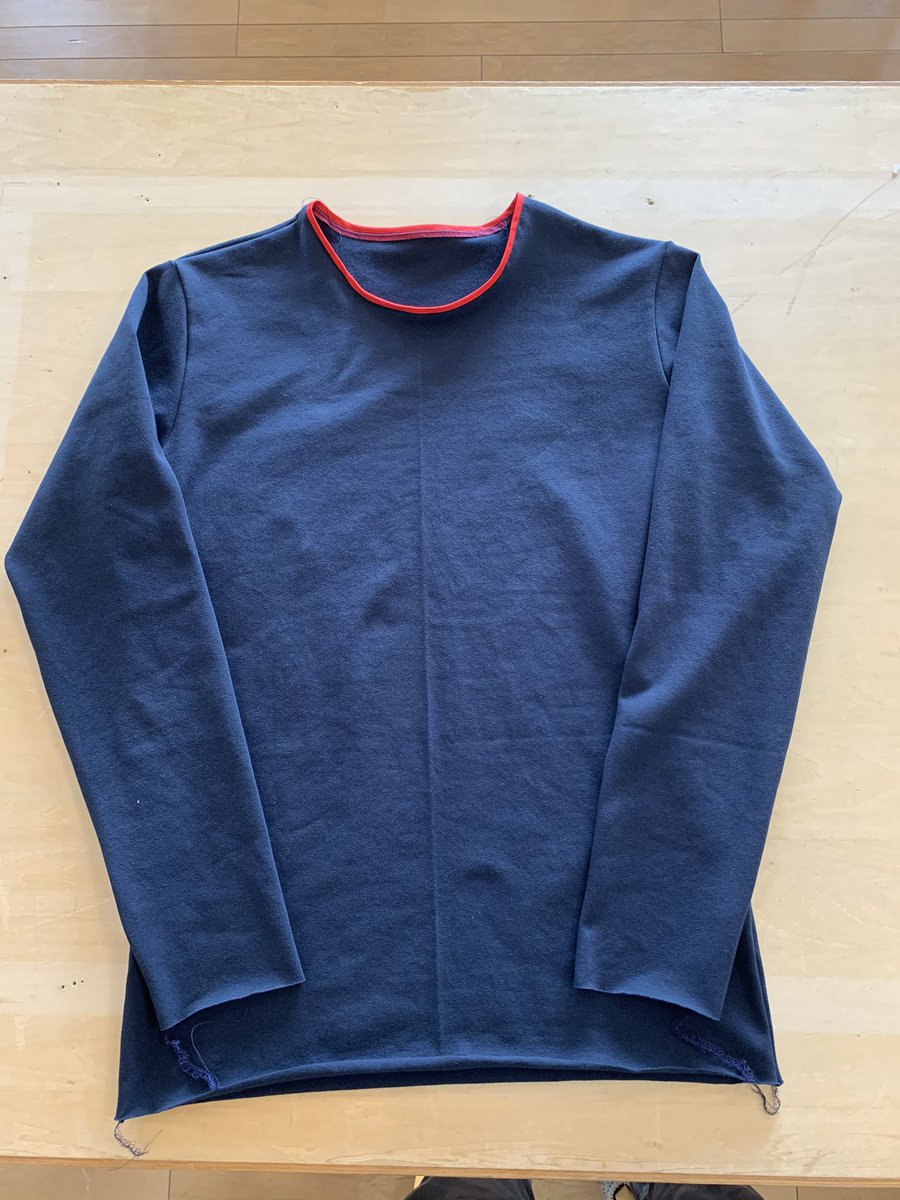 rabu_used's tweet photo. 1回目は全て独学でロックミシンのみで作ったTシャツ👕
2回目は洋裁教室で学んだロンT✨
体操服みたいな色だけど、一生の宝にします😭
ニット素材なのに首のバイアステープが綿で伸びない(笑😆

＃処女作
#ハンドメイド https://t.co/ObPCQqyDvs