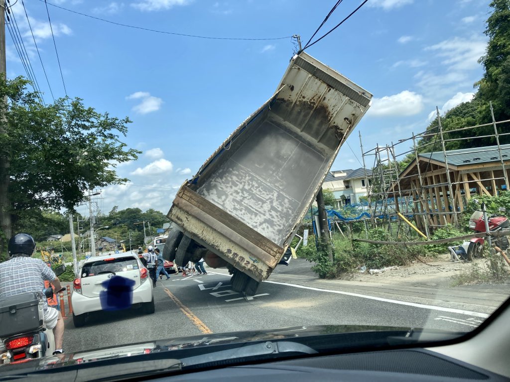 [問卦] 日本卡車卡在電桿上