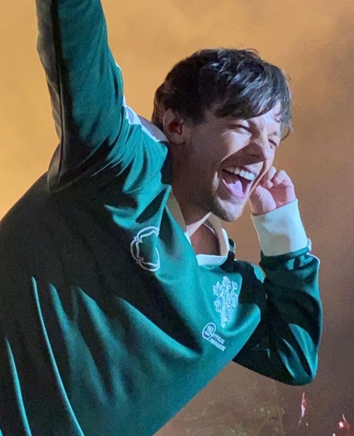 Oronaaa_'s tweet photo. envidia solo a las personas que tuvieron el privilegio de tener a * me pongo de pie* LOUIS TOMLINSON a dos metros y poder disfrutar de su música, su ser. 
Orgullosa de mi nene🛐💙 https://t.co/ngWV5RfWAE
