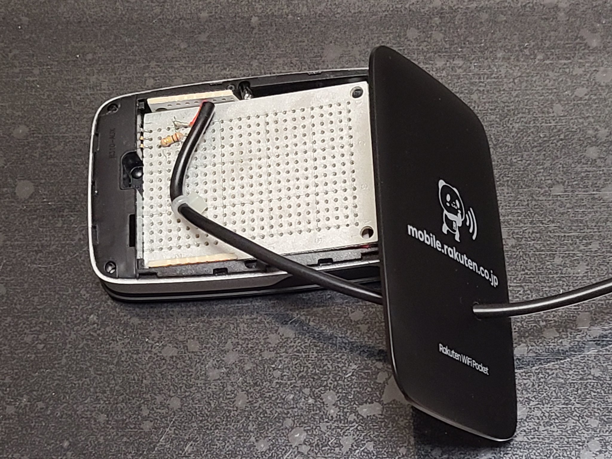 Matsuu初段 Rt Hirocomnet 楽天モバイルのwifi R310をバッテリーレス化改造 電源ボタンは押しっぱなし仕様にしてあるのでusb電源に挿せば自動起動 バッテリーの代わりにサイズ合わせて折った基板に電源接触部品は抵抗の足曲げたもの利用 蓋に穴開け