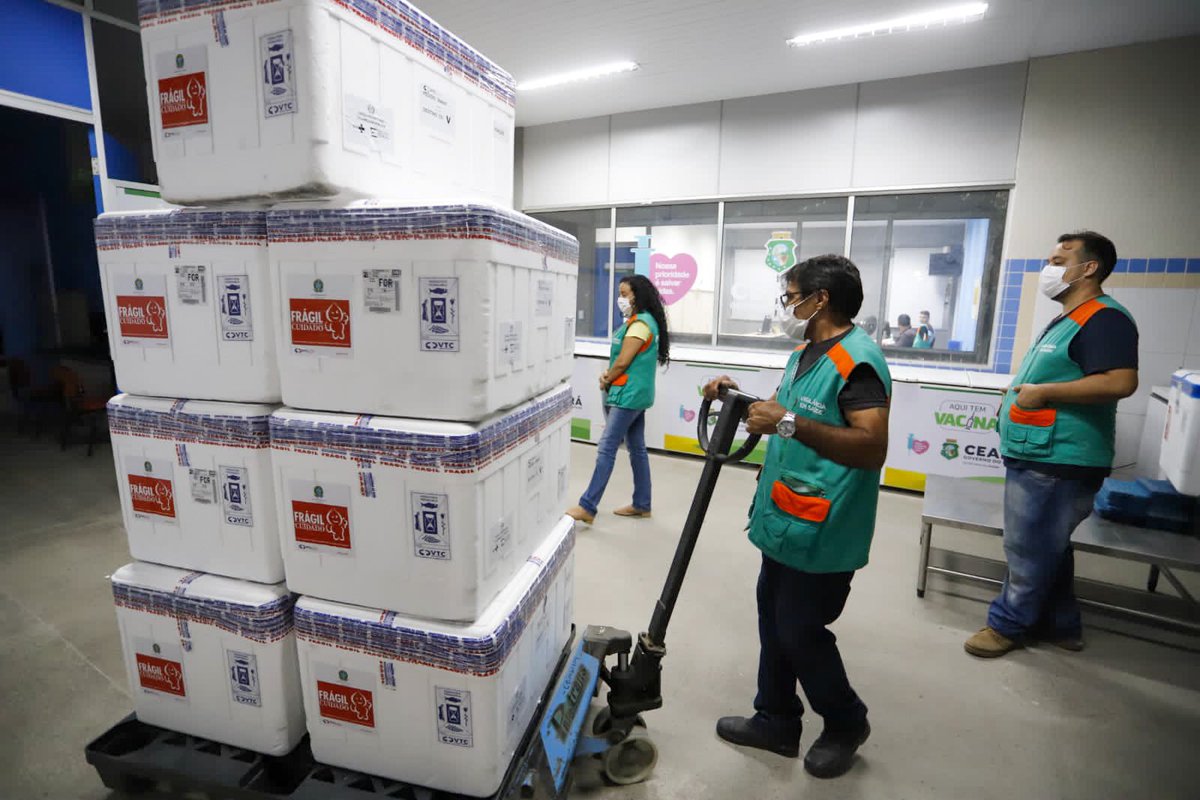 CamiloSantanaCE's tweet photo. Recebemos hoje 117.120 doses de vacinas contra a Covid. No fim da tarde chegaram 75.000 doses de AstraZeneca e, há pouco, mais 42.120 da Pfizer. As vacinas serão usadas p/ aplicação de D2. Seguimos trabalhando firmes para que nossa população seja imunizada o mais rápido possível. https://t.co/PnmKwQuvLu