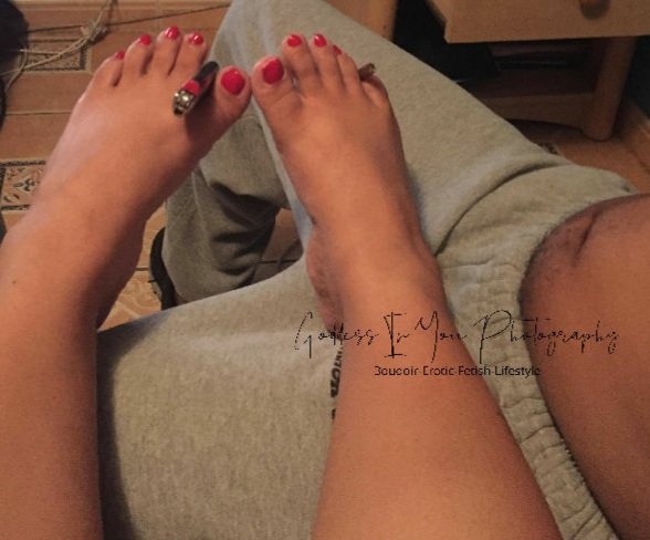 KANDIEGODDESS's tweet photo. He was a good sub so he gets to smoke from my toes tonight!
Sub smoking session 
#widesoles #widefeet #bbwfeet #footslave #footdom #footgodess #footfetishnation #floridafeet #prettytoes #feetworhip #footsessions #meatysoles #widesoles #widefeet #chunkytoes #feetporn #meatytoes https://t.co/6r328Nl8C8