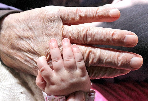 UYANMAK!

Tarihimizi atalarımızı yok saydık.

YETMEDİ.
Emekli olmuş  büyüklerimizi kahve köşelerine mahkum ettik.

Tecrübe ile genç beyinleri yanyana getirmedik.

birileri hep gerici oldu birileri hep geride kaldı!

Biz bu kafa ile hiç bir zaman ileriye gidemedik.
