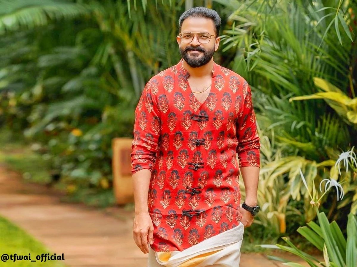 tfwai_official's tweet photo. #HappyBdayJayasurya

The Versatile Actor 😍
Have a great future and awsome time ahead Jayetta... Wishes from @ttovinp fans across the globe...

@Actor_Jayasurya | #TovinoThomas
#EESHO | #MinnalMurali https://t.co/dM6L4iLLNE