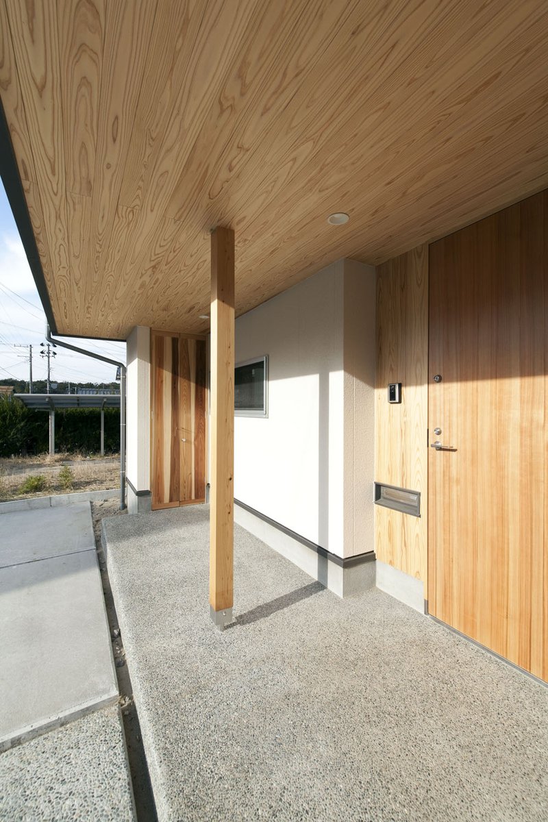 株式会社re Size りさいず 見た目も美しい機能的玄関ポーチ 玄関ポーチの庇が深いと 雪国の冬にはとても重宝します 軒天は杉板 木製ドア 地面は洗い出し仕上げ りさいず やさしいおうち 自然素材にこだわる からだにやさしい 機能的