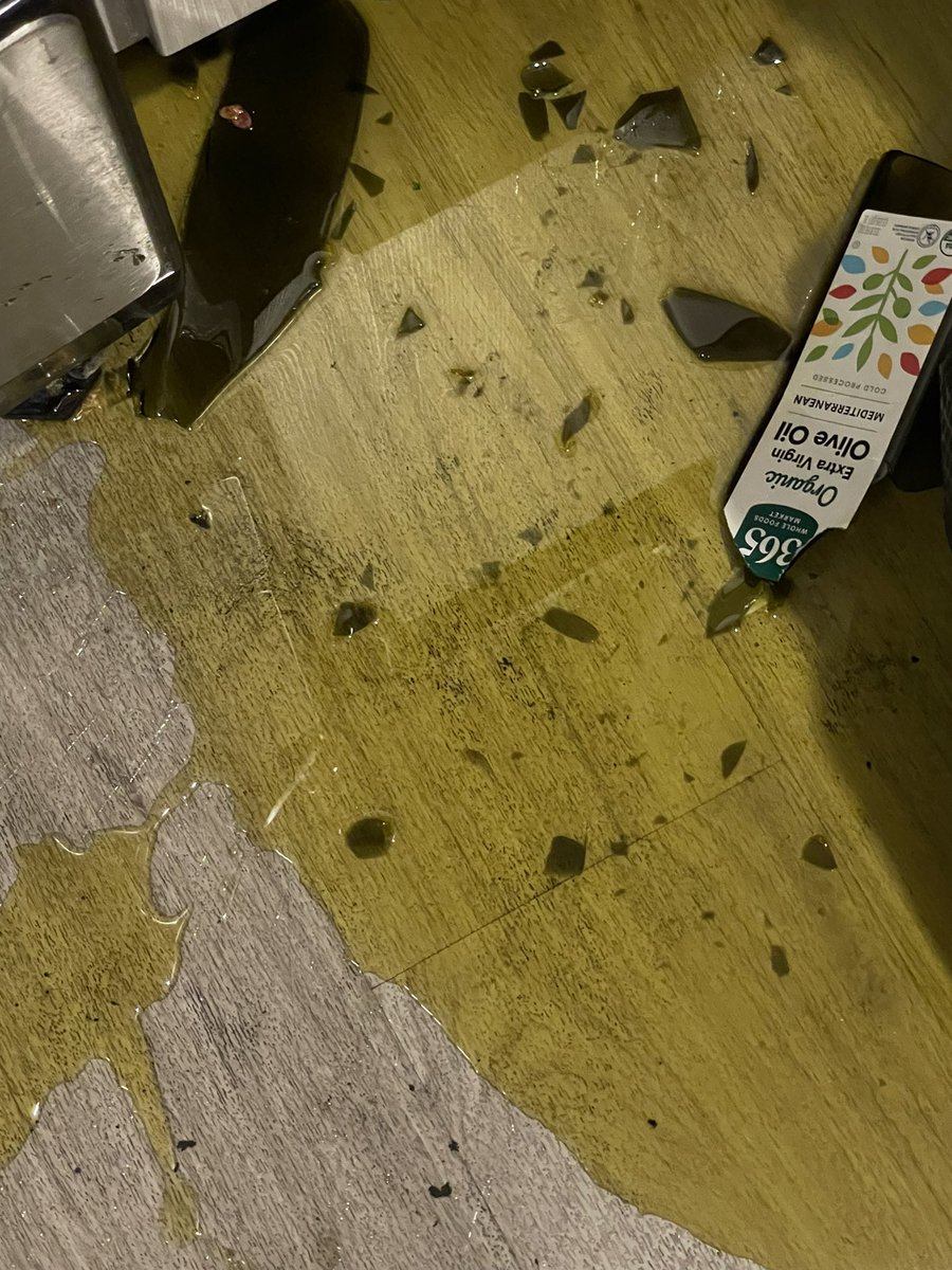 MarisaMendelson's tweet photo. Cooking tip #2: Don’t knock over the huge glass bottle of olive oil. #cooking101 #worstcook https://t.co/keIMHH6BAm