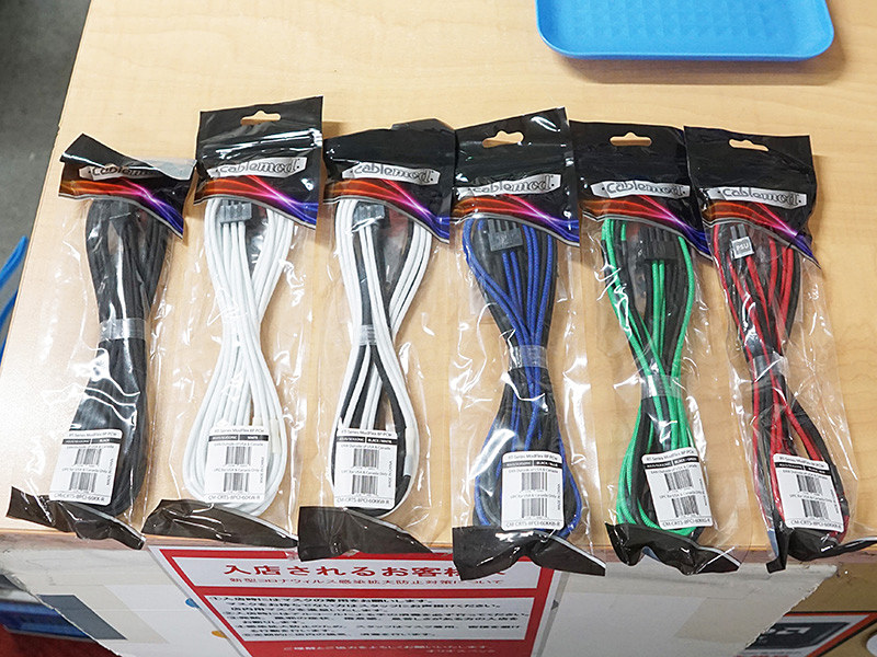 watch_akiba's tweet image. 更新：カラフルな8ピンPCIe用スリーブケーブルがCableModから、手回しネジもあり akiba-pc.watch.impress.co.jp/docs/news/news… #自作PC #CableMod