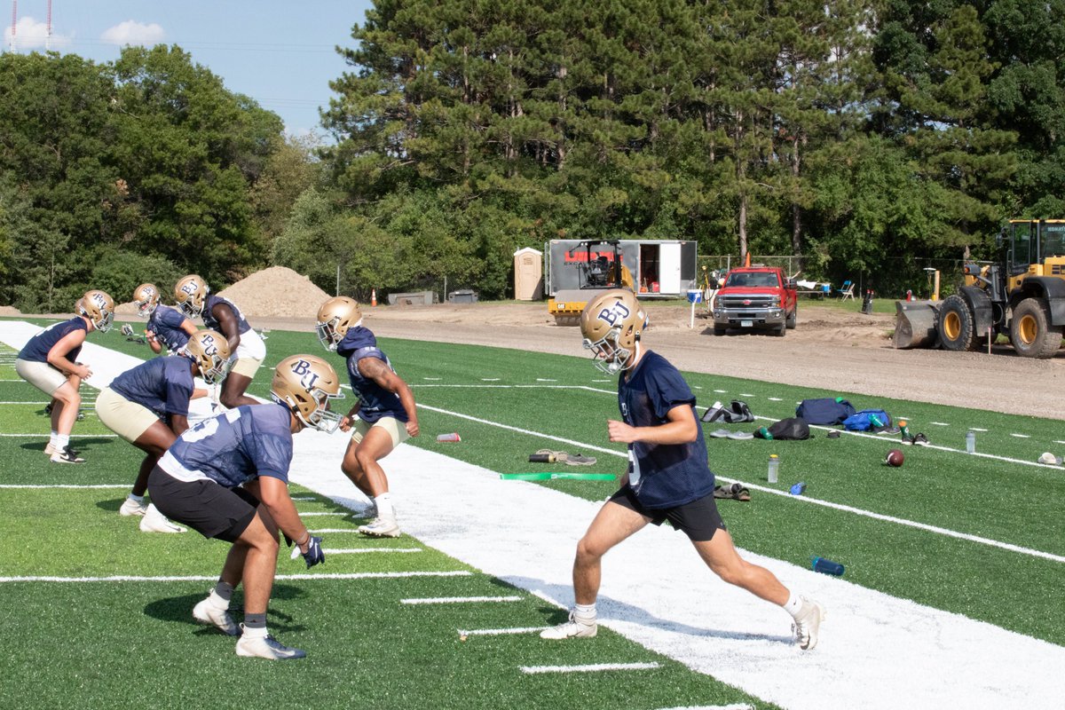 BethelRoyals's tweet image. First day on the new turf, ✅. That extra heat coming off of it got us warmed up real fast 🥵 #WeAreBU x #d3football