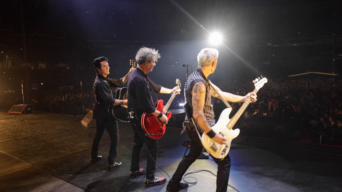 GreenDay's tweet photo. 🔥🔥 Hot damn San Diego 🔥🔥 https://t.co/inbd9Ahty5