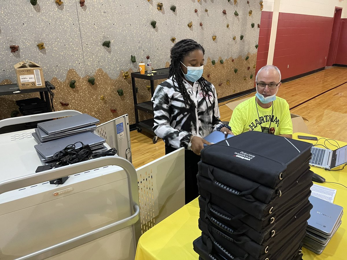 TechTisa's tweet photo. @hartman_ms student tech team assisting with @dpvils chromebook rollout. Thanks SWAT team members. #HMSVILS #HoustonISDVILS #levelup https://t.co/i63ElkvVe9