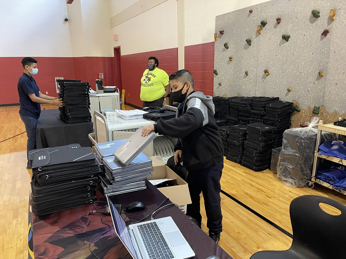 TechTisa's tweet photo. @hartman_ms student tech team assisting with @dpvils chromebook rollout. Thanks SWAT team members. #HMSVILS #HoustonISDVILS #levelup https://t.co/i63ElkvVe9