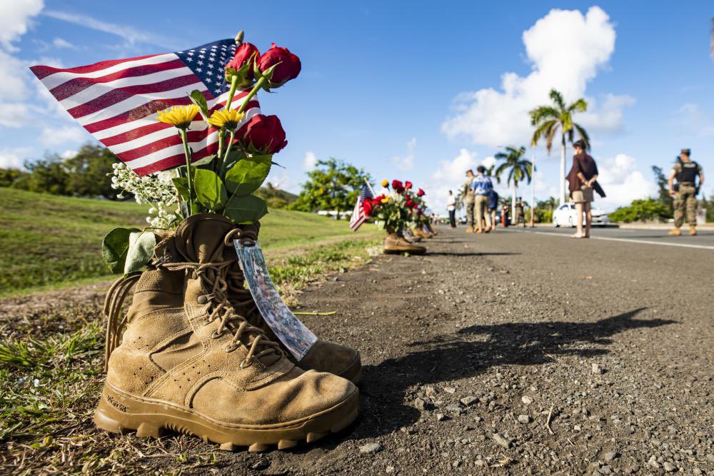 TheTomGeorge's tweet photo. Sending aloha from Hawaii to honor the 13 U.S. service members killed in #Afghanistan attack — flowers collected from community on Oahu were placed at the Iwo Jima statue at Kaneohe MCBH @KITV4 🇺🇸 https://t.co/dkE2DXVA9t