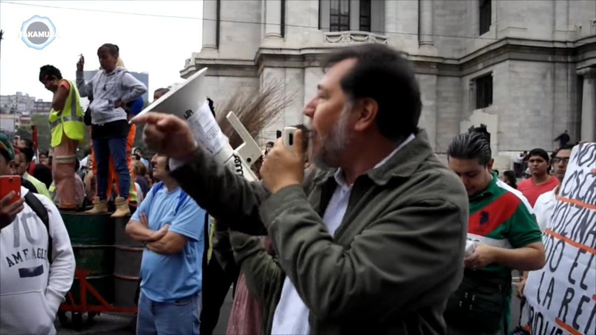 LJyDMX's tweet photo. 16 de Septiembre de 2015
Gerardo Fernández Noroña protestaba en paralelo al desfile militar realizado cada año por la conmemoración de la independencia, pidiendo justicia por los desaprecidos de Ayotzinapa y todas las desapariciones ejecutadas por el ejército. https://t.co/rgsYyZ1j8T