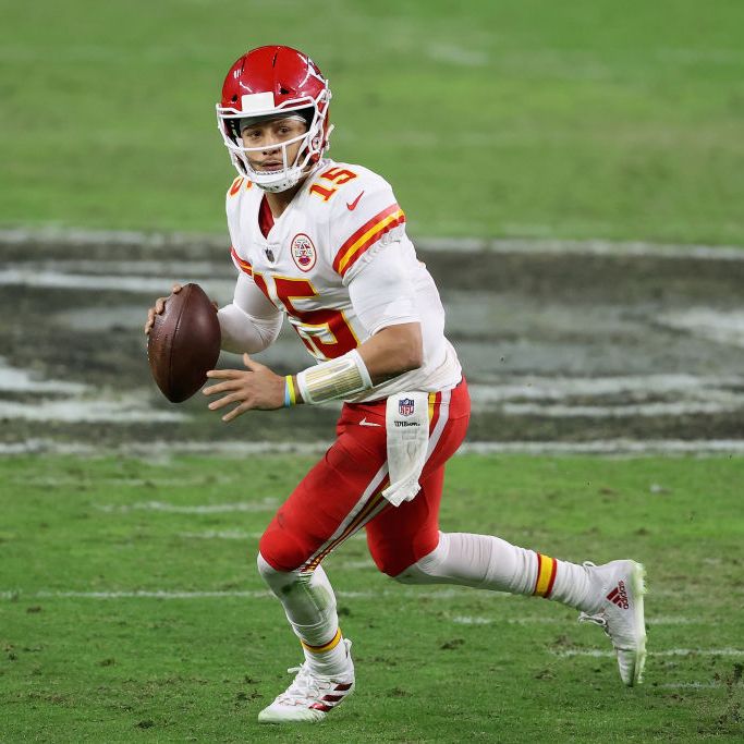 Highest-graded preseasons by rookie QBs in PFF Preseason Era (2013) 

1️⃣ Mac Jones, 2021 - 92.2
2️⃣ Patrick Mahomes, 2017 - 91.8