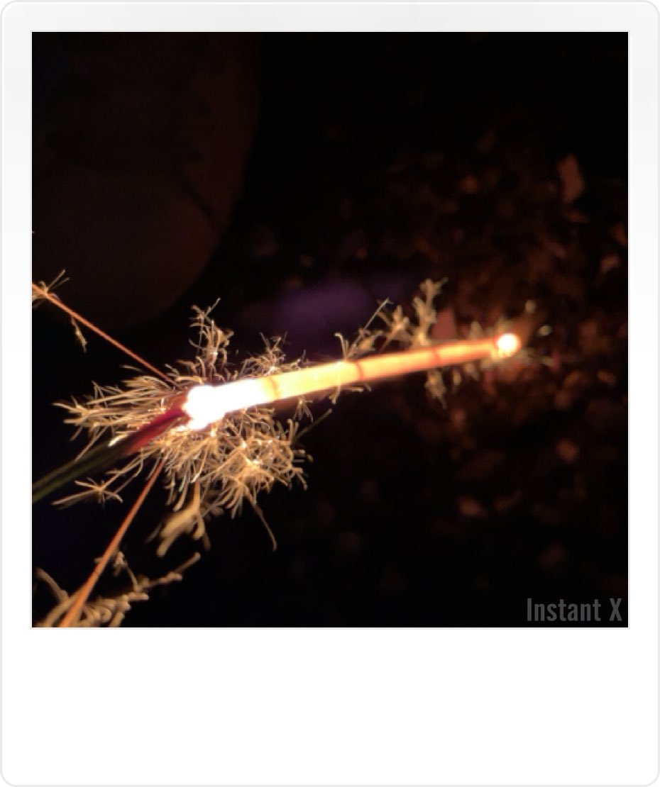 go4toshi's tweet image. 竹取物語感ある線香花火。
球が落ちる瞬間が偶然撮れてしまった。
#instantx
#線香花火
#夏の思い出