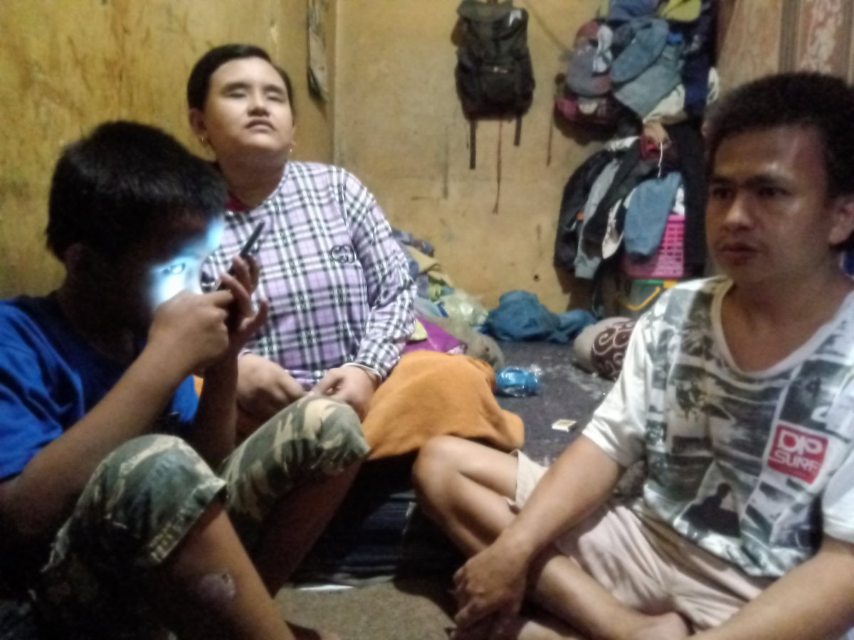 Bagi yg blm kenal, ini namanya Pk Soni dan keluarganya. Beliau merupakan penjual basreng yg berpenghasilan 17rb/hari loh. Istrinya sendiri merupakan penderita low vision. Sdngkan anaknya merupakan penderita low vision dan AD/HD, yaitu gangguan pemusatan perhatian dan hiperaktif.