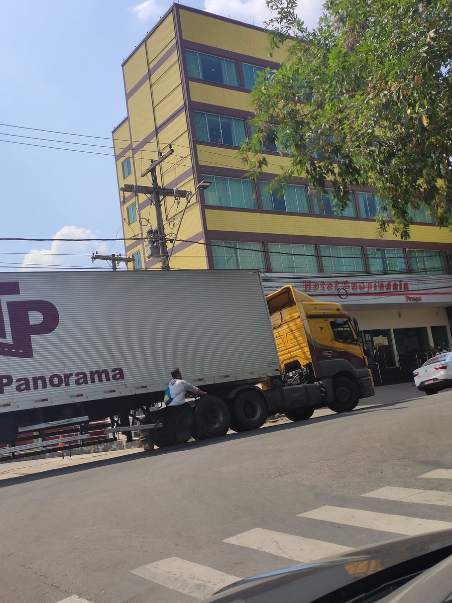 riobrancoacre's tweet photo. Veículos de carga (pesada), estão liberados no centro de Rio Branco? Não! Se não fiscalizar volta a complicar. @prefriobranco https://t.co/XzDCFs4TVk