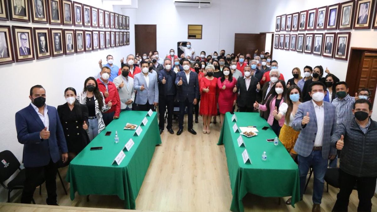 jiverespejel's tweet photo. Los integrantes de la Comisión Estatal de Procesos Internos entregamos la constancia de candidatura única a la fórmula integrada por @NestorCamarillo y @MerloIsabel.
Un verdadero honor ser parte de esta historia!
#CPI
#FirmaDeConstancia
#FuertesYUnidosXPuebla
#GeneracionAMC!👍🏼🇲🇽 https://t.co/2ARAyMC4h6