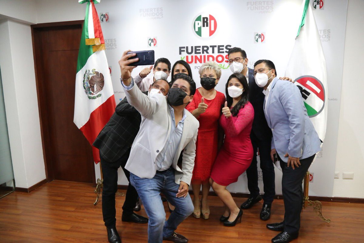 jiverespejel's tweet photo. Los integrantes de la Comisión Estatal de Procesos Internos entregamos la constancia de candidatura única a la fórmula integrada por @NestorCamarillo y @MerloIsabel.
Un verdadero honor ser parte de esta historia!
#CPI
#FirmaDeConstancia
#FuertesYUnidosXPuebla
#GeneracionAMC!👍🏼🇲🇽 https://t.co/2ARAyMC4h6