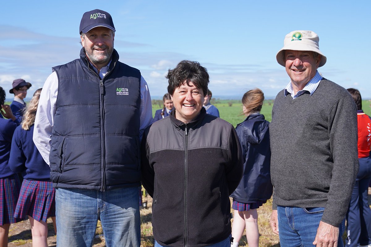SAGrainTrust's tweet image. SAGIT-funded student crop comp run by @AgXtra was in focus this week when SAGIT Project Manager Malcolm Buckby and Scientific Officer Jenny Davidson met up with students and the @AgXtra team at the comp's Roseworthy field day. @agromick82 #cropcomp #agxtra #grainindustryfuture