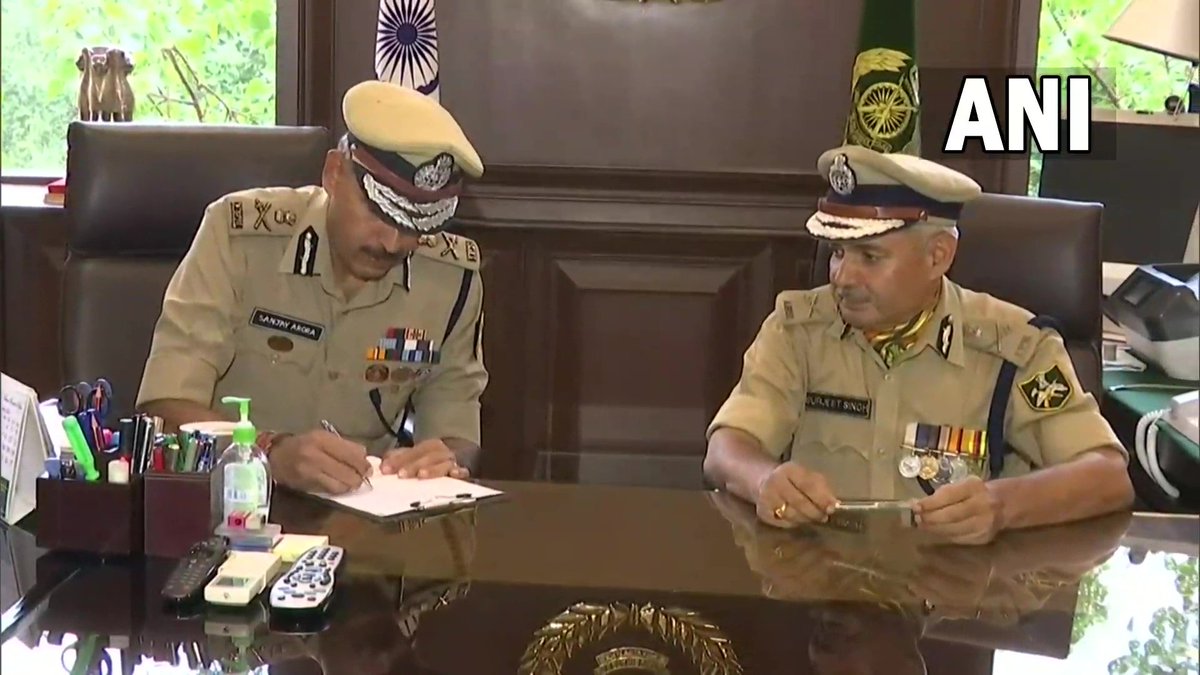ndtv's tweet photo. Sanjay Arora takes charge as the new Director General of Indo-Tibetan Border Police (ITBP); outgoing ITBP DG SS Deswal was also present.

(ANI) https://t.co/j6ckxM9rDc