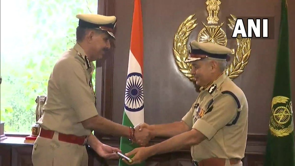 ndtv's tweet photo. Sanjay Arora takes charge as the new Director General of Indo-Tibetan Border Police (ITBP); outgoing ITBP DG SS Deswal was also present.

(ANI) https://t.co/j6ckxM9rDc