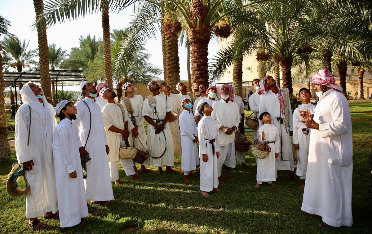 #موسم_عنيزة_للتمور
يُطلق دورة النخالون الجدد 🌴

وهي دورة متخصصة في تدريب الشباب على مهام التعامل مع النخيل بدرجاته الست وهي 
" التسميد والتكريب والتشييف والتلقيح والتعديل والخراف "

تحت إشراف نخبة من المزارعين المختصين بقيادة المزارع إبراهيم الحمدان . #عنيزة