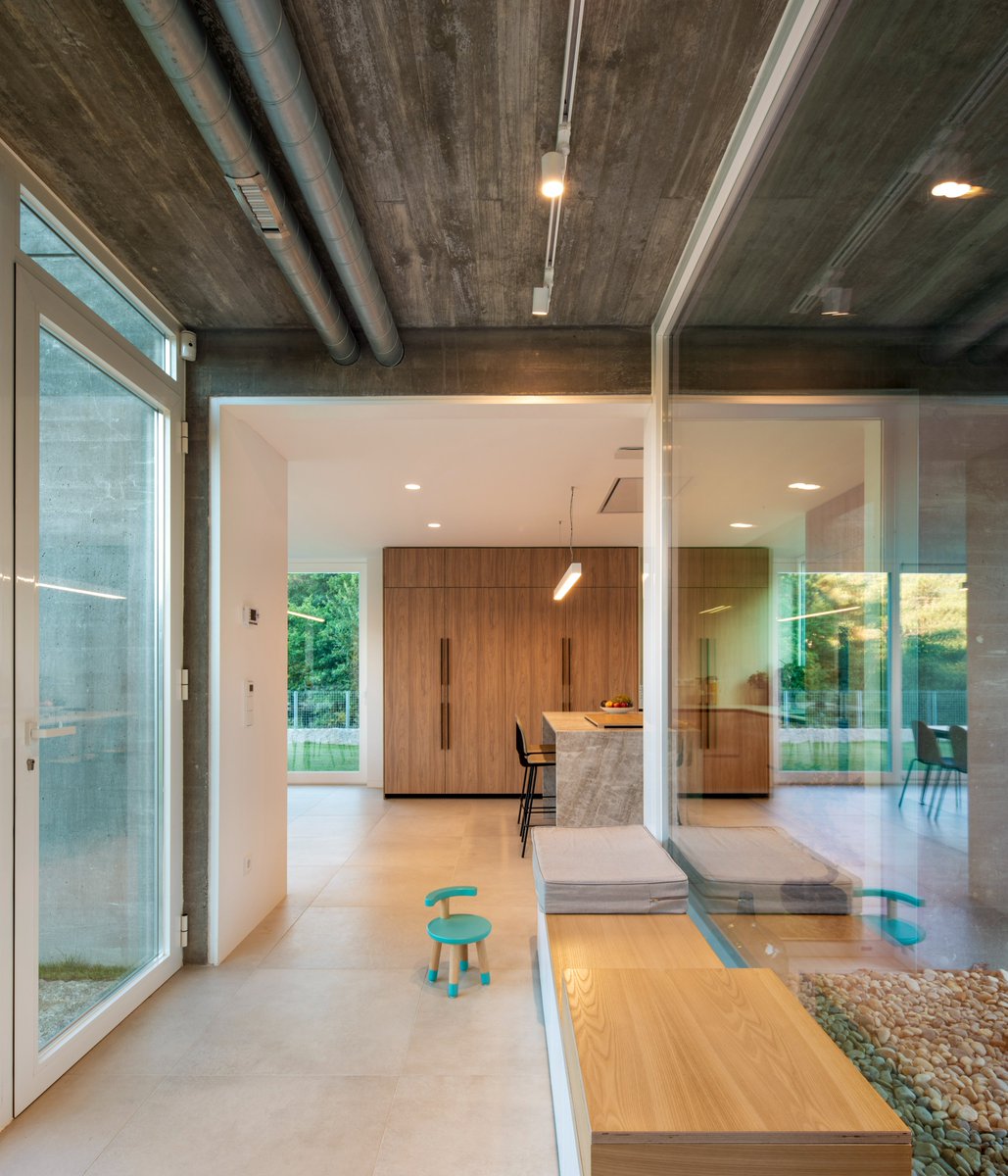 SimonElectricES's tweet photo. Maravillados con esta vivienda creada por Encaixe Arquitectura 🤩
En ella podemos encontrar nuestras luminarias #SimonDrop, #SimonPoint y #SimonArch. https://t.co/Oui2bCtAbv
📸 Héctor Santos-Díez
#SimonElectric #LightUpEmotions #IluminaciónInterior https://t.co/o6AsU7NgbV