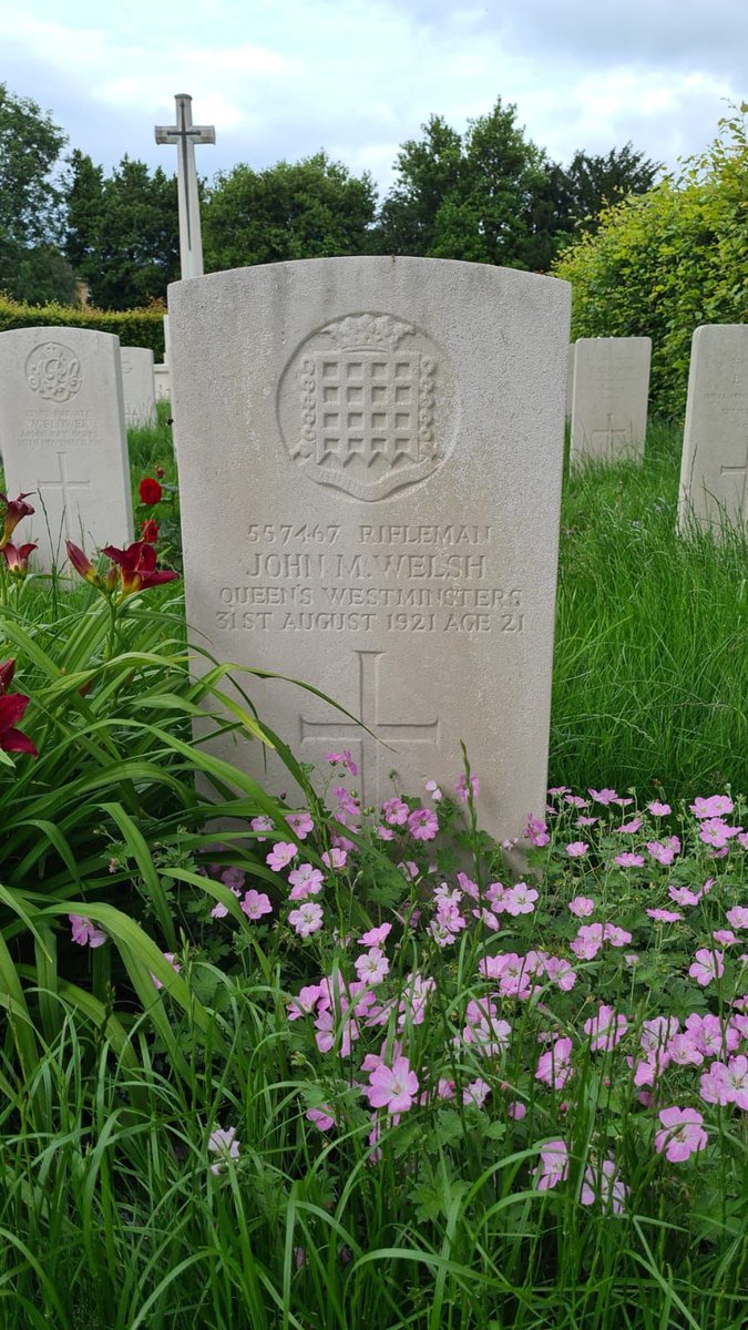 Rifleman John Welsh 16th Bn London Regt(Queen’s Westminster Rifles)is buried in East Finchley Cemetery. His headstone bears the personal inscription ‘In Loving Memory of my dear Son’ #FirstWorldWar #LestWeForget #LocalHeroes @CWGC #OurWarGravesYourHistory buff.ly/3yVY2WC