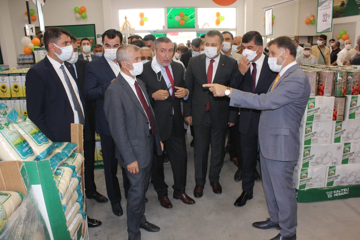 Tarım Kredi Kooperatiflerinin çiftçilerimizden aldığı yerli ve sağlıklı gıda ürünlerini tüketiciyle buluşturmak amacıyla yola çıkan #TarımKredi Kooperatif Market’in gross market konseptindeki ilk şubesi Gaziantep’te açıldı. Tarım Kredi #KoopGross, milletimize hayırlı olsun.