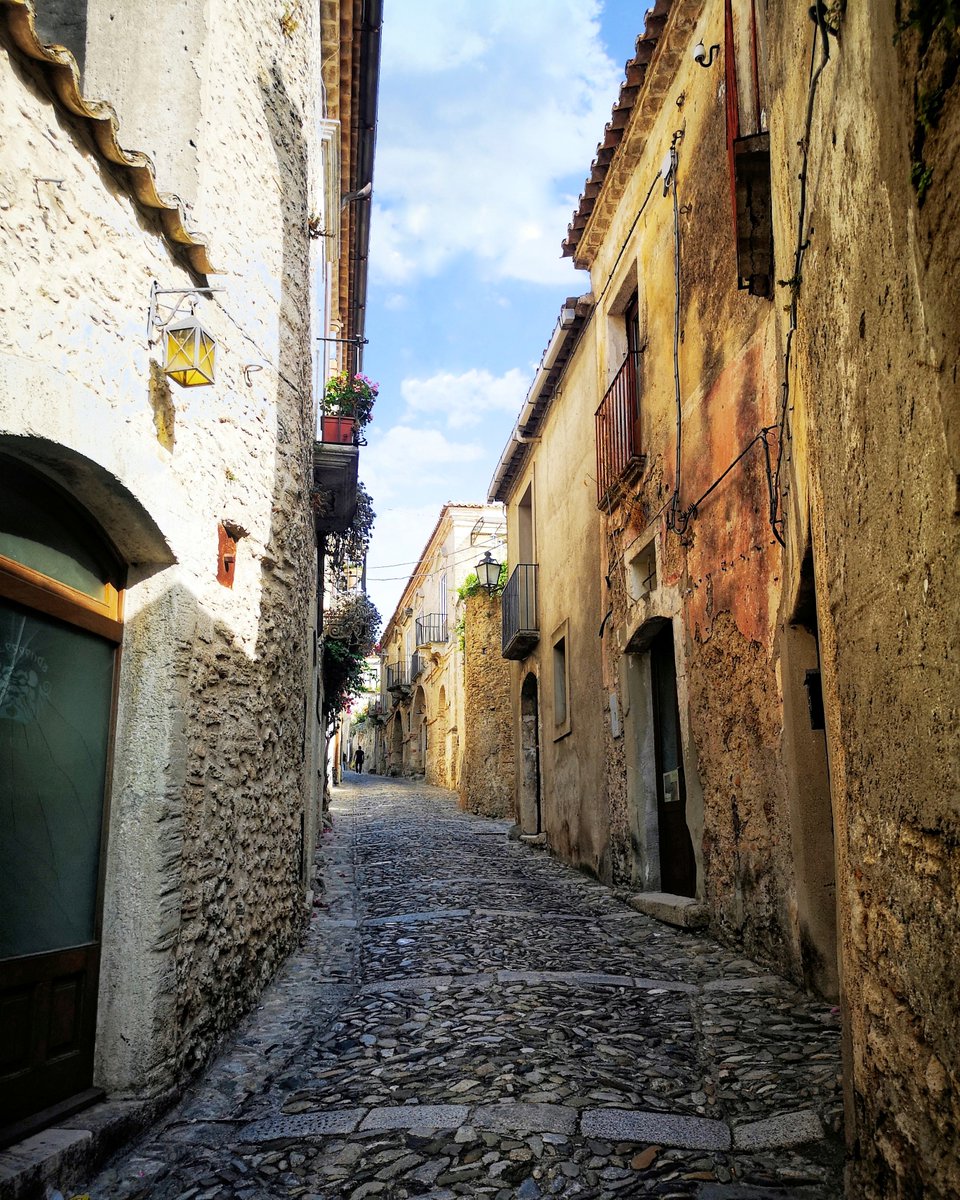 girovagate's tweet photo. Buongiorno girovaghi,
siamo a fine estate e le temperature più basse sono l'ideale per visitare un bel borgo, meglio se è tra i @BorghiPiuBelli!
➡️#Gerace
https://t.co/z5lJLKXxTZ
cosa vedere nella città delle 100 chiese?
#ad #siamotuttiruggero #exploregerace #calabriadaamare https://t.co/EHiog0G9Pr