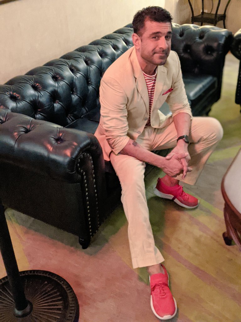 KhanEijaz's tweet photo. budday suit. #ek46 https://t.co/UTSHP9A3i7