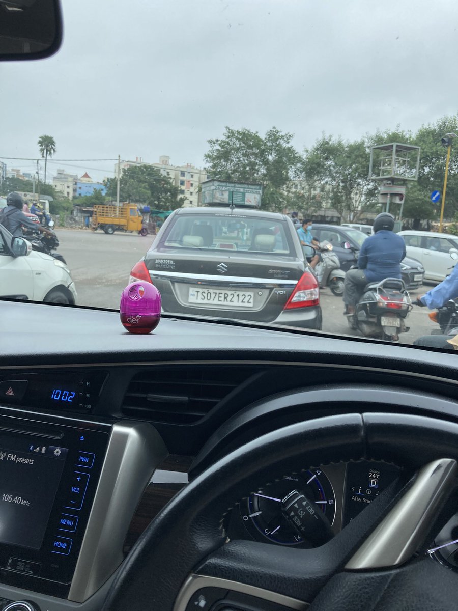makthal's tweet photo. @HYDTP utter chaos daily at Gandhi Statue intersection after Suchitra Signal on way to Kompally (intersection at Decathlon ).Need proper signals to regulate the traffic in peak time instead of a single person manning the signal ? Request the authorities to kindly look into it . https://t.co/kwKKB8l6N8