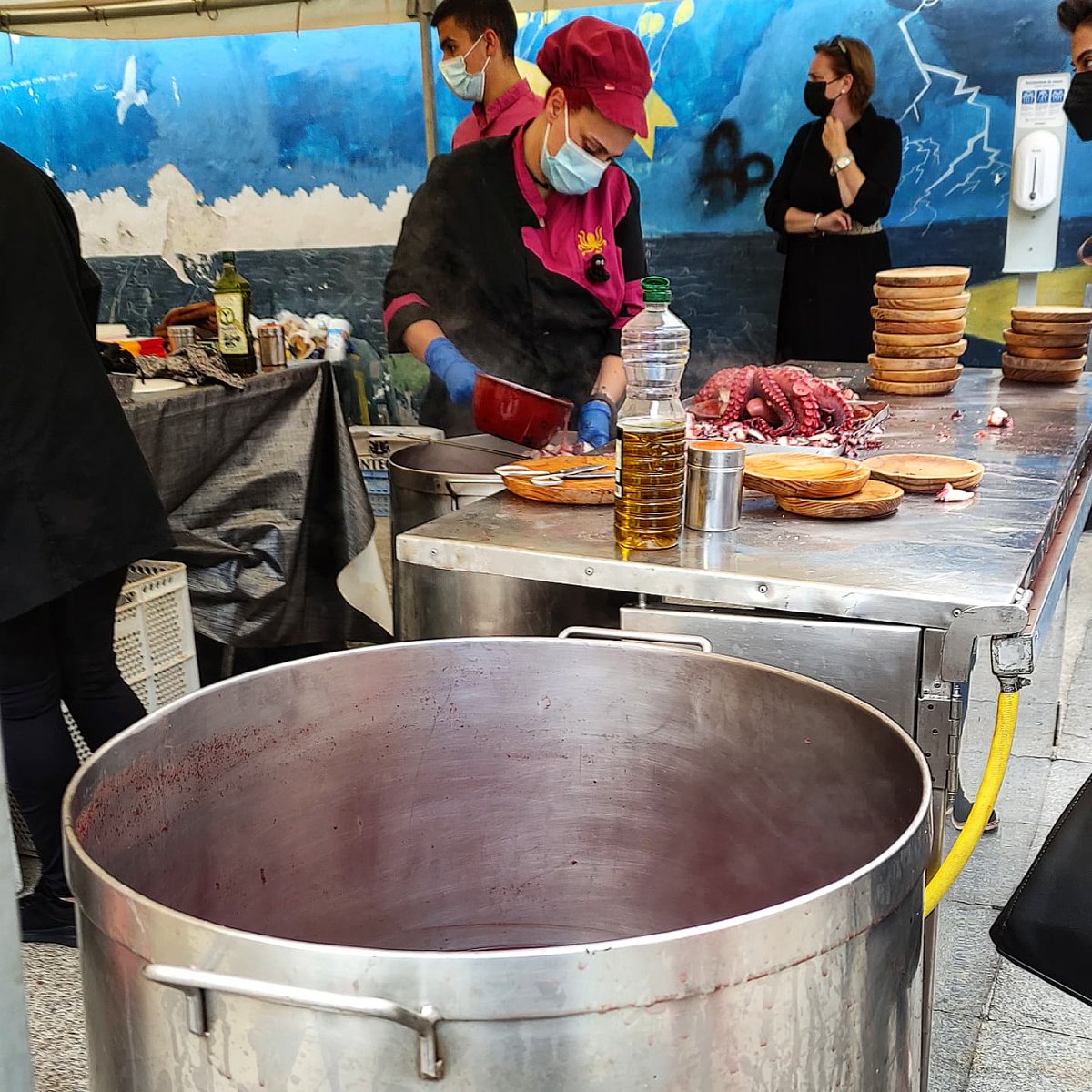decuina's tweet photo. Momentos. Se viene el pulpo en la Praza do Concello, días de mercado.
@TurismoCarballo
#estiu2021 #vacasions https://t.co/H3SnfQn6KV