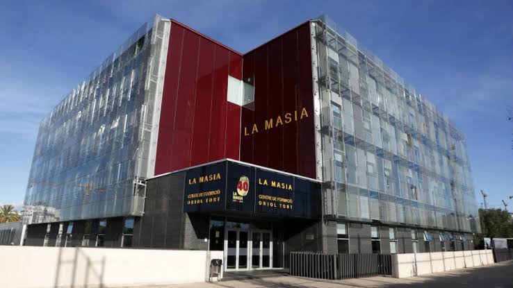 HariFCMessi's tweet photo. Youth academy of some famous clubs https://t.co/LSeBsqE78T