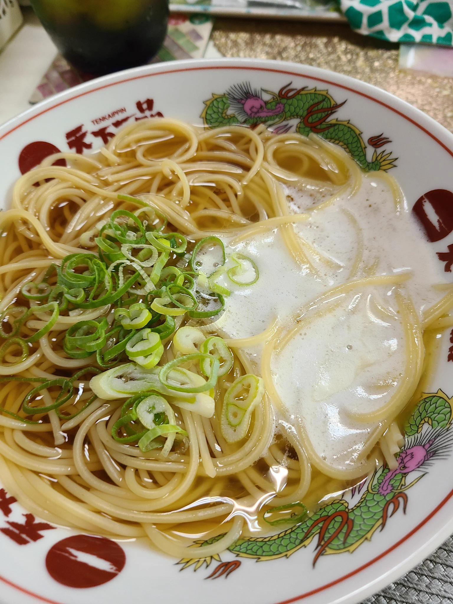 お、ほんとにラーメンスープになってて美味しい！海苔無かったからネギで代用
(ラーメン鉢は天下一品のしか家にない)  