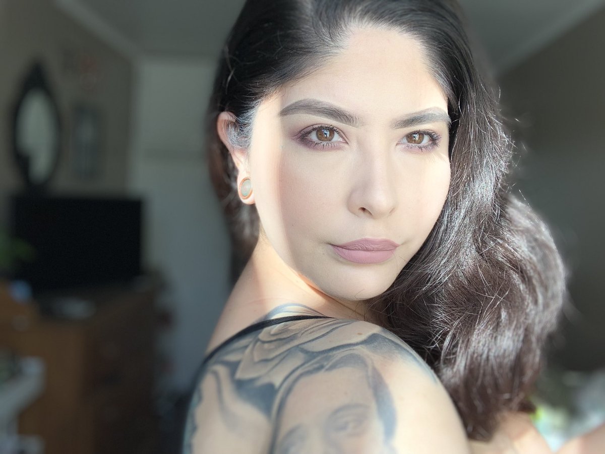 lilyaiidiosmio's tweet photo. I miss doing my makeup and getting dressed up , I just dress like a bum . I only get done up when I hang out with @Alex_Gee_6 💕 https://t.co/Mtv0jrAhAe