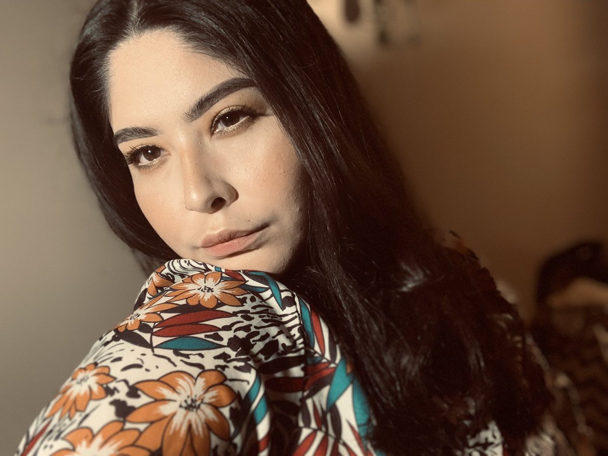 lilyaiidiosmio's tweet photo. I miss doing my makeup and getting dressed up , I just dress like a bum . I only get done up when I hang out with @Alex_Gee_6 💕 https://t.co/Mtv0jrAhAe
