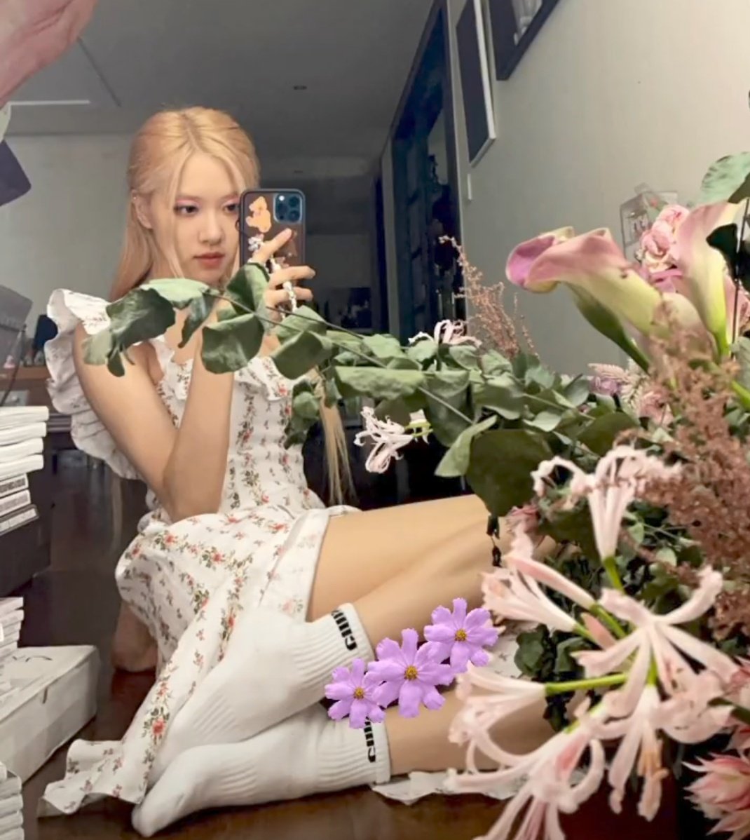 badbloodrozay's tweet photo. this pose of hers https://t.co/rP1MieZVge