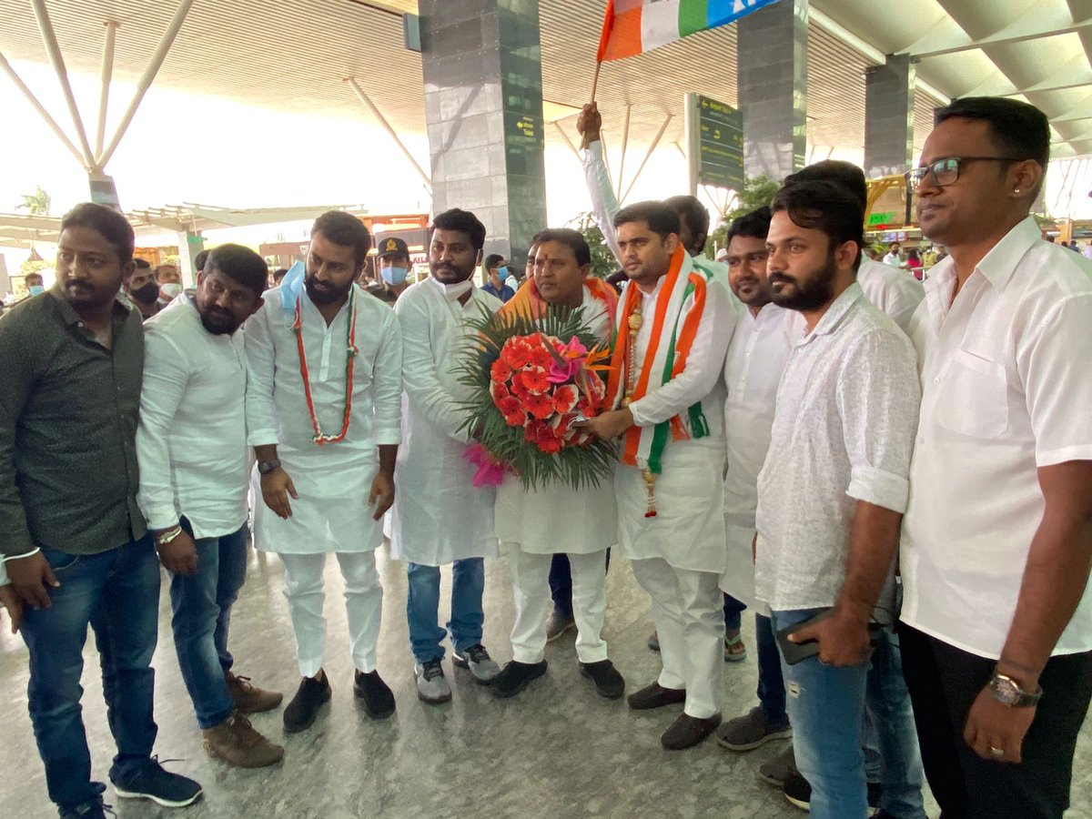 Neerajkundan's tweet photo. Welcomed at Karnataka airport along with @IYC National president Shri @srinivasiyc ji. I am thankful to the people of Karnataka of such a blissful honour. https://t.co/85DEcaJ6tn